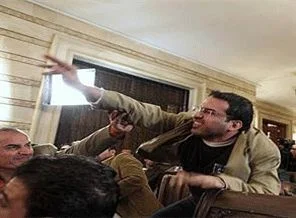Bush'a ayakkabı atan gazeteciye tutuklama