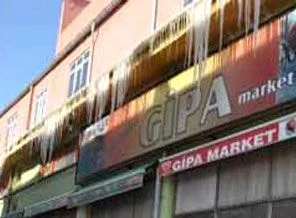 Çatılardan sarkan buzlar tehlike saçıyor
