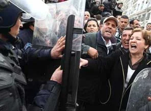 Cezayir polisi göstericileri dağıttı