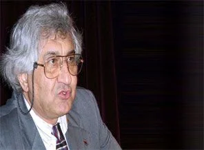 Cumhuriyet yazarı baltayı taşa vurdu