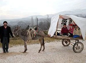 Eşek arabası ile okula gidiyorlar!