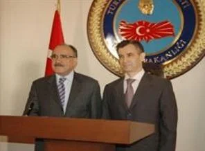 Kayyum, belediyeye bayrak astı