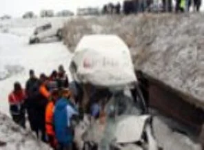 İki minibüs uçuruma yuvarlandı