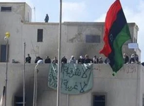 Kaddafi silah depolarını bombalıyor