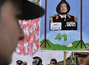 Kaddafi, Times Meydanı'nda protesto edildi