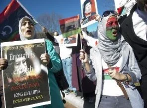 Kaddafi'ye çağrı: Katliamlara son ver!