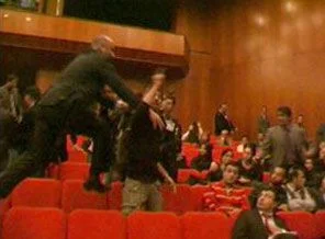 Kılıç'a yumurta atan öğrencilere dava!