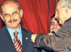 Kılıçdaroğlu, ayağına gidip CHP rozeti taktı