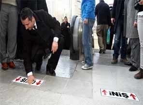 Kılıçdaroğlu için metro girişine yön levhası