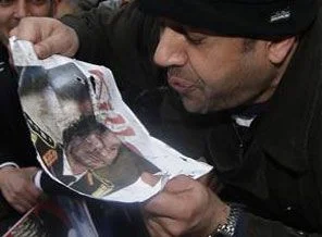 Libya'da kan gövdeyi götürüyor...