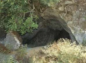 Mağarada yaşayan aileye kaymakam sahip çıktı