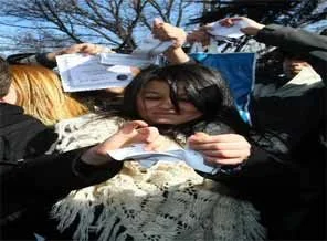 Meclis önünde, diplomalarını yırttılar
