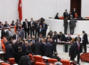 Meclis'te vekiller birbirine girdi
