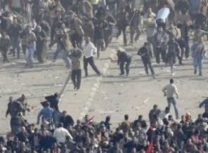Mübarek'in onursuz adamları halka saldırıyor