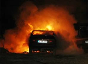 Pendik'te 8 araç kundaklandı