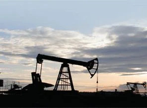 Petrol sahaları göstericilerin kontrolünde