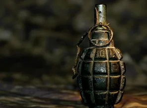 Polis merkezine atmaya çalıştığı bomba elinde patladı