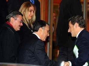 Sarkozy'i ağzında sakız çiğneyerek uğurladı