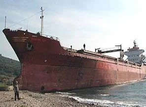 Sinop'ta yük gemisi karaya oturdu