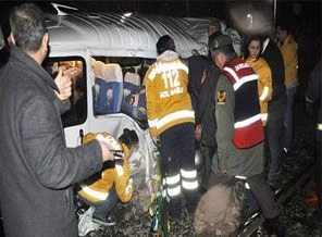 Tren, hemzemin geçitte minibüse çarptı