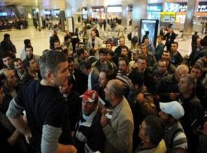 Türk işçiler Bingazi'de kurtarılmayı bekliyor