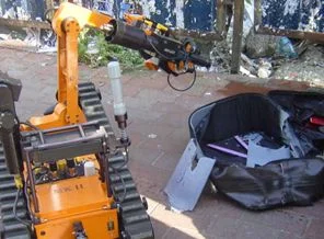 Vatandaşlar bomba robotunu merakla izledi
