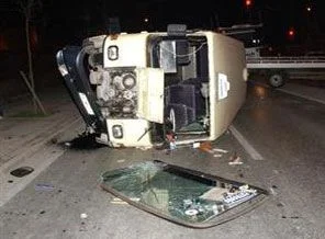 Yolcu minibüsü kırmızı ışıkta geçince...