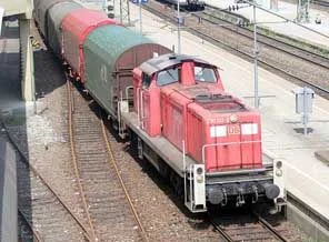 Yük treninin 10 vagonu raydan çıktı