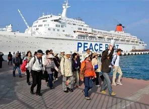 Barış gemisi, 750 Japon'la geldi
