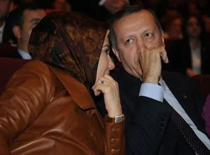 Başbakan ünlülerden İstiklal Marşı dinledi