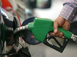 Benzine zam, motorine indirim