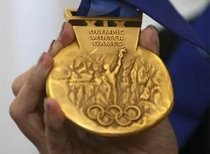 Çalınan olimpiyat madalyasını, polisten aldı