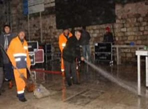 Cami avlusu gül suyu ile yıkandı