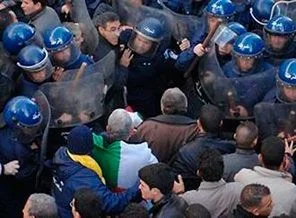 Cezayir'de muhalifleri rejim yanlıları engelledi