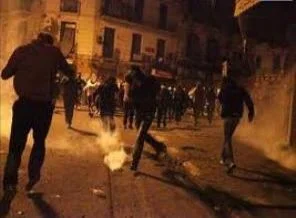 Cezayir'de yürüyüşe polis engeli