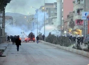 Cizre'de polise taş atan gruba müdahale edildi