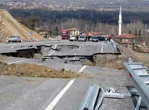 Çok şeritli yol açılmadan çöktü