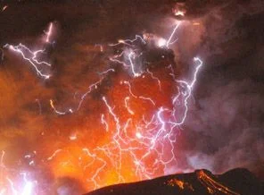 Deprem sonrası volkan taş ve kül püskürttü