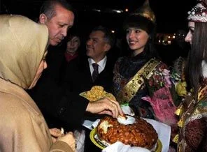 Erdoğan'a Kazan'da tuz ve ekmek ikramı