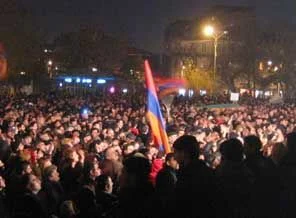 Ermenistan'da onbinlerce kişi sokakta