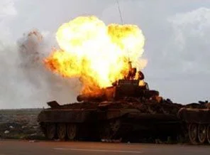 Fransız uçakları Libya tanklarını bombaladı