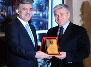 Gül, hayırseverlere plaket verdi