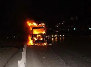Hareket halindeki kamyon yandı