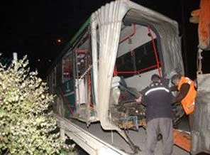 İETT otobüsü otoyolda ikiye bölündü