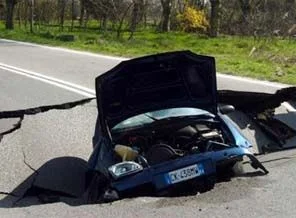 İtalya'da yol göçtü; araç içine düştü