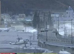 Japonya'da tsunami / Petrol tesisleri yanıyor