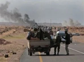 Kaddafi bombalıyor, isyancılar direniyor