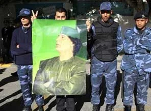 Kaddafi güçleri Bingazi'ye ilerliyor