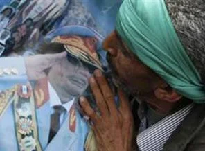 Kaddafi: Halkım bana tapıyor