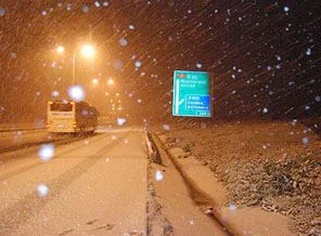 Kar yağışı nedeniyle kapanan Ardahan-Şavşat karayolu açıldı